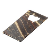 Donkere walnoot houtnerf met sprankelende gouden r creditkaart flessenopener (Voorkant Gekanteld)