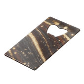 Donkere walnoot houtnerf met sprankelende gouden r creditkaart flessenopener (Achterkant Gekanteld)