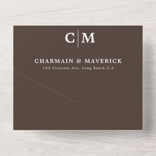 Donkere walnut bruine monogram QR-code RSVP bruilo All In One Uitnodiging (Achterkant)