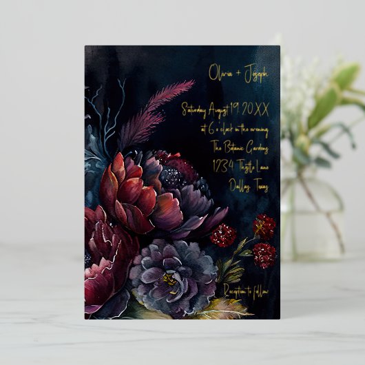 Donkere Waterverf Moody Floral Wedding Folie Uitnodiging (Staand Voorkant)