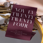 Donkere wijnbruiloft. Modern minimalistisch burgun Save The Date<br><div class="desc">Deel jullie trouwdatum mee met een bold, romantisch accent met behulp van deze minimalistische Save the Date kaart in donker wijnrood (ook bekend als burgundy pruim). De volledig geschreven datumlay-out creëert een opvallende redactionele verklaring, terwijl de rijke wijnkleur diepte en verfijning toevoegt. Dit ontwerp werkt prachtig voor herfst- en wintertrouwfeesten,...</div>
