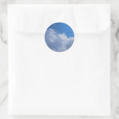 Donkere wolken, blauwe lucht en heldere zon ronde sticker (Tas)