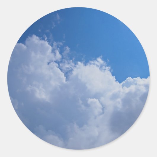 Donkere wolken, blauwe lucht en heldere zon ronde sticker (Voorkant)