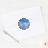 Donkere wolken, blauwe lucht en heldere zon ronde sticker (Envelop)