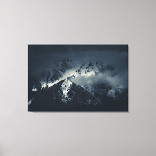 Donkere wolken over de bergen canvas afdruk