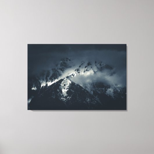 Donkere wolken over de bergen canvas afdruk (Voorkant)