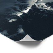 Donkere wolken over de bergen poster (Hoek)