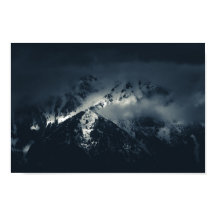 Donkere wolken over de bergen