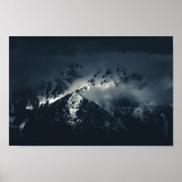 Donkere wolken over de bergen poster