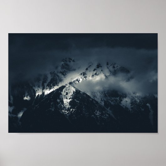 Donkere wolken over de bergen poster (Voorkant)