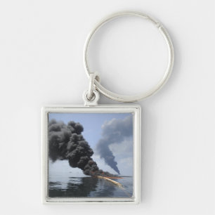 Donkere wolken van rook en vuur ontstaan 3 sleutelhanger