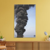 Donkere wolken van rook en vuur ontstaan. canvas afdruk (Insitu (Woonkamer))