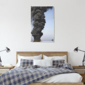 Donkere wolken van rook en vuur ontstaan. canvas afdruk (Insitu (Slaapkamer))