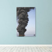 Donkere wolken van rook en vuur ontstaan. canvas afdruk (Insitu (Houten vloer))