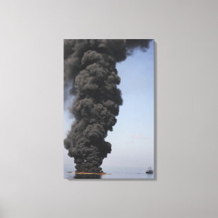 Donkere wolken van rook en vuur ontstaan. canvas afdruk