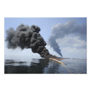 Donkere wolken van rook en vuur ontstaan. foto afdruk