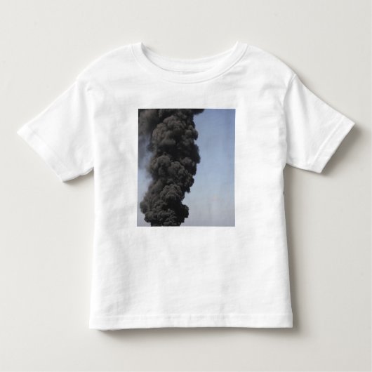 Donkere wolken van rook en vuur ontstaan. kinder shirts (Voorkant)