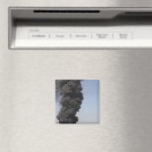 Donkere wolken van rook en vuur ontstaan. magneet (Insitu (Vaatwasser))