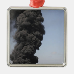 Donkere wolken van rook en vuur ontstaan. metalen ornament