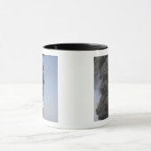 Donkere wolken van rook en vuur ontstaan. mok (Midden)