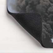 Donkere wolken van rook en vuur ontstaan. muismat (Hoek)