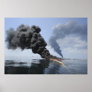 Donkere wolken van rook en vuur ontstaan. poster