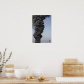 Donkere wolken van rook en vuur ontstaan. poster (Keuken)