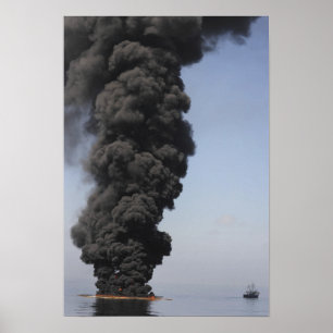 Donkere wolken van rook en vuur ontstaan. poster