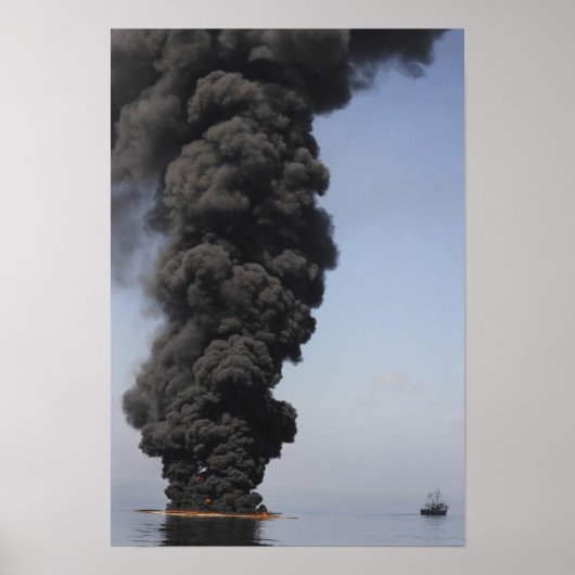Donkere wolken van rook en vuur ontstaan. poster (Voorkant)
