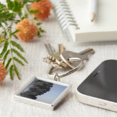 Donkere wolken van rook en vuur ontstaan. sleutelhanger (Zijkant)