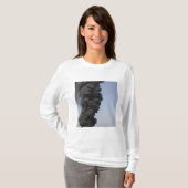 Donkere wolken van rook en vuur ontstaan. t-shirt (Voorkant volledig)