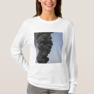 Donkere wolken van rook en vuur ontstaan. t-shirt