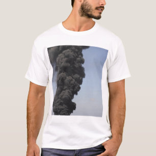 Donkere wolken van rook en vuur ontstaan. t-shirt