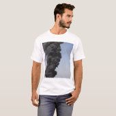 Donkere wolken van rook en vuur ontstaan. t-shirt (Voorkant volledig)