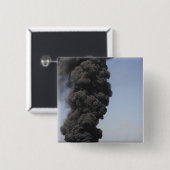 Donkere wolken van rook en vuur ontstaan. vierkante button 5,1 cm (Voorkant /achterkant)