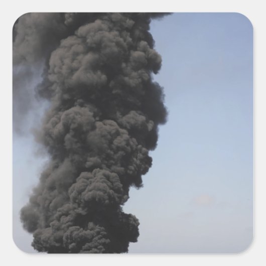 Donkere wolken van rook en vuur ontstaan. vierkante sticker (Voorkant)