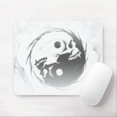 Donkere yin yang religieus symbool muismat (Met muis)