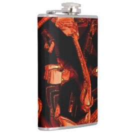 Donkere zalm of koraal vernietigd, zwarte achtergr heupfles