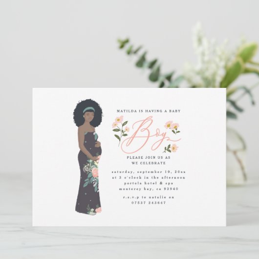 Donkere zwarte aanstaande moeder van een jongetje  (Staand voorkant)