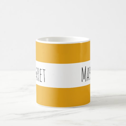 Donkergele aangepaste naam gepersonaliseerd koffiemok (Center)