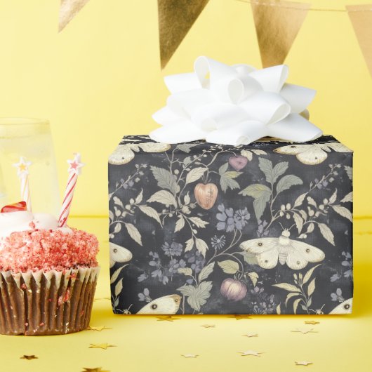  donkergotische botanische mot Halloween Cadeaupapier (Verjaardagsfeest)