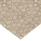 Donkergoud met witte sneeuwvlokken Kerstmis Tafelkleed (Gekanteld)