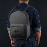 Donkergrijs geometrisch maaspatroon Monogram Bedrukte Rugzak<br><div class="desc">Donkergrijze geometrische maaspatroon Monogram Gedrukte Rugzak. Cool mode accessoire tas voor iedereen. Donkergrijs driehoekig geometrisch gaas met een licht tot donker ombre verloopontwerp. Creëer Een unieke en gepersonaliseerde rugzak met een custom touch! Modern monogram met je initiaal en jouw naam voor die extra persoonlijke flair.</div>
