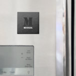 Donkergrijs geometrisch maaspatroon Monogram Magneet<br><div class="desc">Monogram Personaliseer met uw aangepaste initiaal en naam. Donkergrijze gradiënt geometrische mesh patroon driehoeken ombre. Driehoek geometrische mesh met donkere ombre gradient.</div>