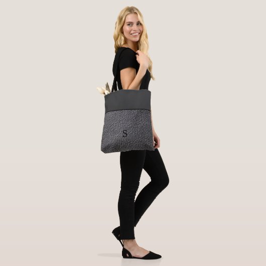 Donkergrijs kunstleder en donkergrijs monogrammen tote bag (Op model)