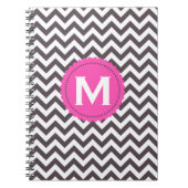 Donkergrijs wit monogram Chevron Pattern Notitieboek (Voorkant)