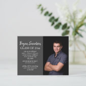 Donkergrijze gepersonaliseerde foto afstudeerfeest briefkaart (Staand voorkant)