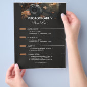 Donkergrijze moderne minimalistische fotografiepri flyer (Hand)