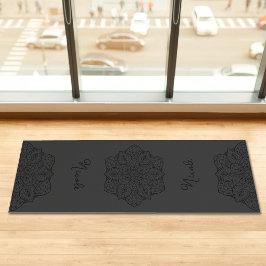 Donkergrijze mooie mandala met aangepaste naam yogamat
