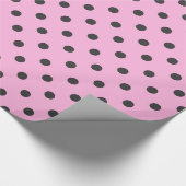 Donkergrijze stempels op lichtroze stippen cadeaupapier (Hoek)